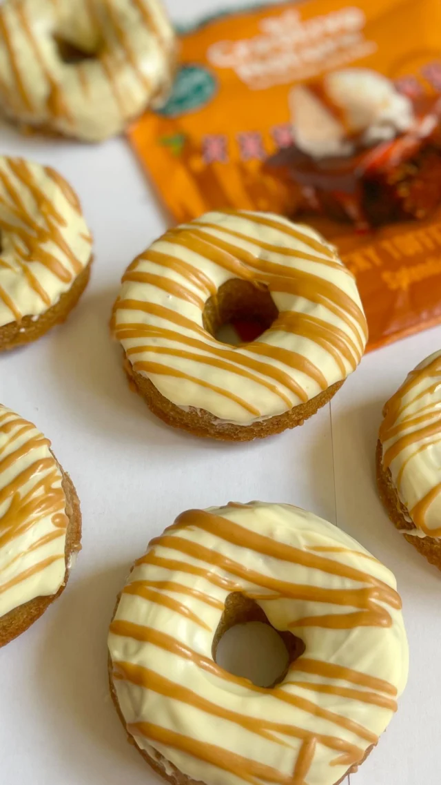 STICKY TOFFEE PUDDING DOUGHNUTS🍩🍫⁠
⁠
This is our final recipe for doughnut week and some might say that we have left the best till last. These Sticky Toffee Doughnuts are an absolute MUST. ⁠
⁠
These doughnuts are top 14 allergen free, yes you heard us right they are top 14 allergen free!! No one has to miss out on delicious doughnuts this week and we have showed you exactly how to get involved. ⁠
⁠
⁠Make these in just 4 simple steps! ⁠
⁠
STEP 1: In a large mixing bowl pour in the mixture and the wet ingredients. Mix until fully combined. ⁠
⁠
STEP 2: Grease your doughnut moulds and add the mixture evenly. Place in the oven for 20 minutes at 180 degrees. ⁠
⁠
STEP 3: Melt your white chocolate and your toffee ready for decorating. ⁠
⁠
STEP 4: Once the doughnuts are cooled ice and they are ready to ENJOY! ⁠
⁠
If you want to find the full recipe, head over to our website! You can also get your hands on the mix on our website or in @tesco which you can find in the free from aisle. ⁠
⁠
#Bananabreadmuffins ⁠⁠⁠#Creativenature #Deliciouswithoutdoubt #Glutenfree #DairyFree #WheatFree #NutFree #allergyuk #allergyfree #allergyfriendly #coeliac #lowfodmap #dairyallergy #wheatallergy #nutallergy #peanutallergy #eggfree #top14free #top14allergens #top14allergenfree #doughnut #doughnutweek #homemade
